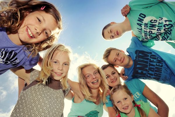 Kinder lachen, stehen im Kreis