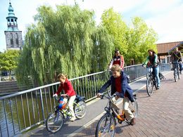 Radfahrer überqueren die Vechte in Nordhorn 