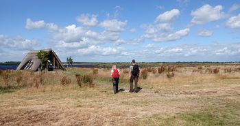 Wanderer unterwegs im Naturpark Bourtanger Moor im Wanderrevier Veenland