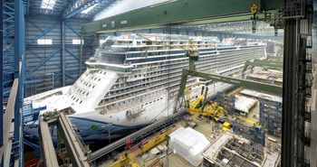 Kreuzfahrtschiff Norwegian Bliss im Trockendock der Meyer Werft 