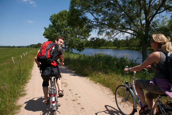 Radfahrer unterwegs auf der United Countries Tour an der Ems bei Lathen 