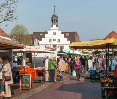 Wochenmarkt in Lingen - Blick auf hist. Rathaus