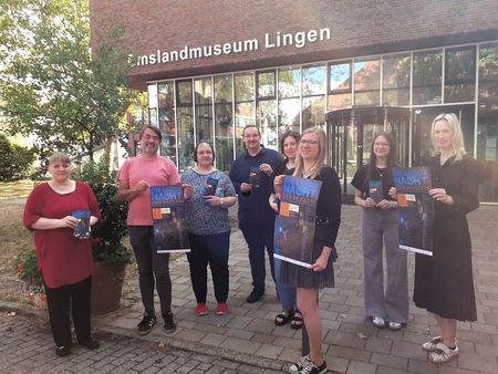 Die Regionale Arbeitsgemeinschaft Emsland - Grafschaft Bentheim des Museumsverbandes Niedersachsen-Bremen präsentiert das Programm der 1. Langen Nacht der Museen. Auf dem Foto von links nach rechts: Nadine Ihle (Stadtmuseum Nordhorn), Burghardt Sonnenberg (Stadtmuseum Meppen), Martina Alfers (Emsland Tourismus), Dr. Christof Spannhoff (Emslandmuseum Lingen), Dr. Regina Göschl (Landkreis Grafschaft Bentheim), Katja Kuhlmann (Freilicht- und Heimatmuseum Haselünne), Angelina Hilmes und Julia Möller (beide Emsland Tourismus). Auf dem Foto fehlen Dr. Christiane Kuhlmann (Emslandmuseum Schloss Clemenswerth) und Rudi Gaidosch (Erdöl-Erdgas-Museum Twist). 
