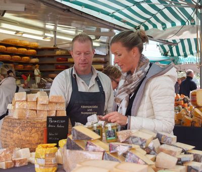 Wochenmarkt in Papenburg - Kundengespräch am Käsestand