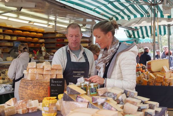 Wochenmarkt in Papenburg - Kundengespräch am Käsestand