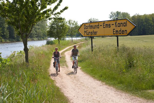 Radfahrer im Emsland unterwegs auf der Rad-Route Dortmund-Ems-Kanal 