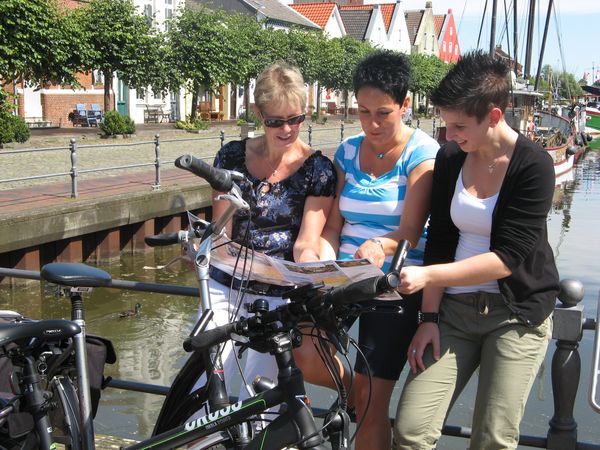 Alter Hafen in Weener - Radfahrer schauen in Karte 