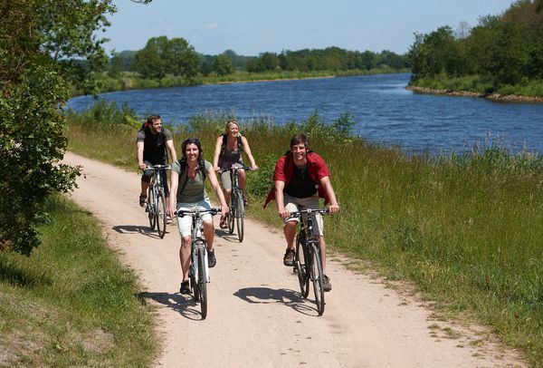 Radfahrer auf dem Emsradweg am Dortmund-Ems-Kanal