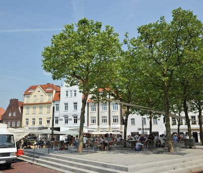 Wochenmarkt in Lingen - Blick auf Bürgerhäuser