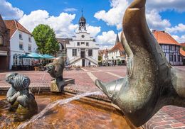 Marktplatz in Lingen (Ems) – Aufnahme beim Fabeltier-Brunnen