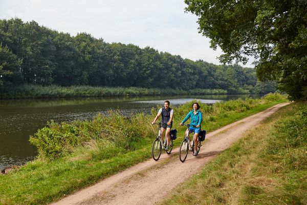 Radfahrer unterwegs an der Ems - Emsland-Route bei Lathen 