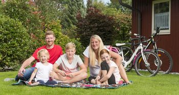 Familie Picknickdecke am Ferienhaus