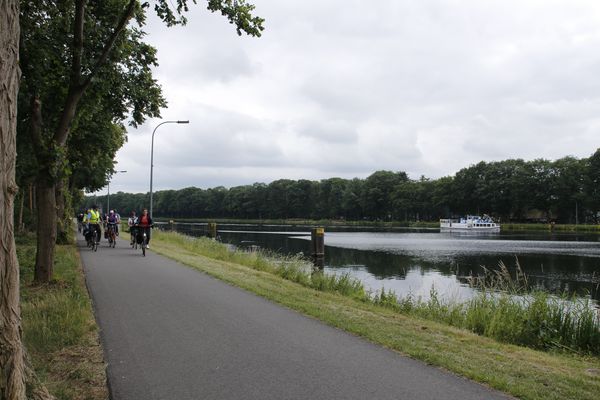 Radgruppe unterwegs auf der Rad-Route Dortmund-Ems-Kanal im Emsland