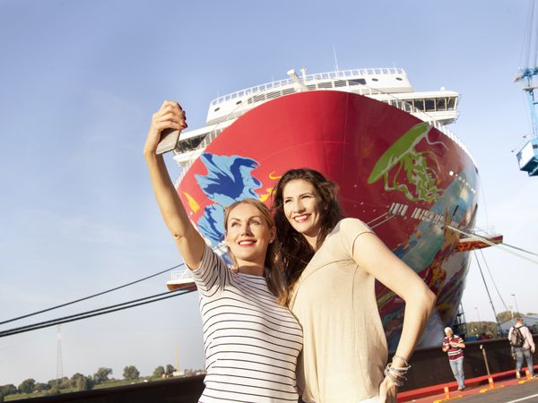 Zu Besuch bei den Ozeanriesen in Papenburg, Selfie vor Kreuzfahrtschiff bei der Meyer Werft