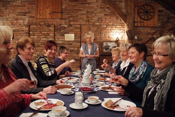 Papenbörger Hus - Gruppe beim Buchweizenpfannkuchen-Essen 