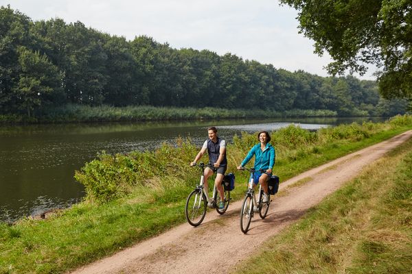 Radfahrer unterwegs im Emsland auf einem Radweg an der Ems bei Lathen