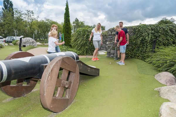 Ferienzentrum Schloss Dankern - Familie beim Adventure Golf