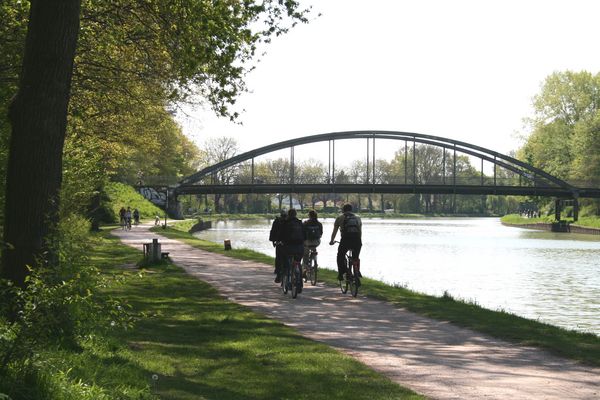 Radfahrer am Dortmund-Ems-Kanal in Münster 