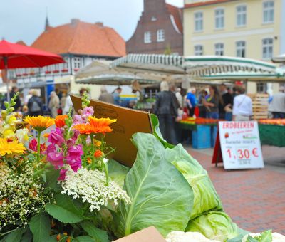 Wochenmarkt in Lingen - Blick auf Märktstände