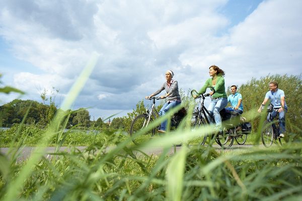 Radfahrer unterwegs am Vechtesee in Nordhorn 