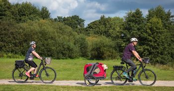 Radurlauber mit Hund unterwegs auf der Emsland-Route