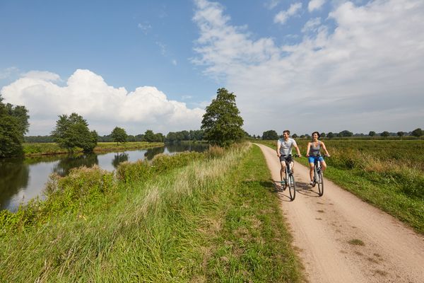 Radfahrer unterwegs auf einem Leinpfad am Dortmund-Ems-Kanal bei Lathen 