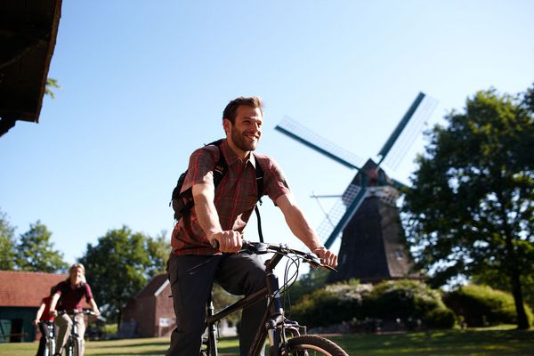 Radfahrer unterwegs im Emsland, bei Mersmühle vom Mühlenmuseum in Haren (Ems)