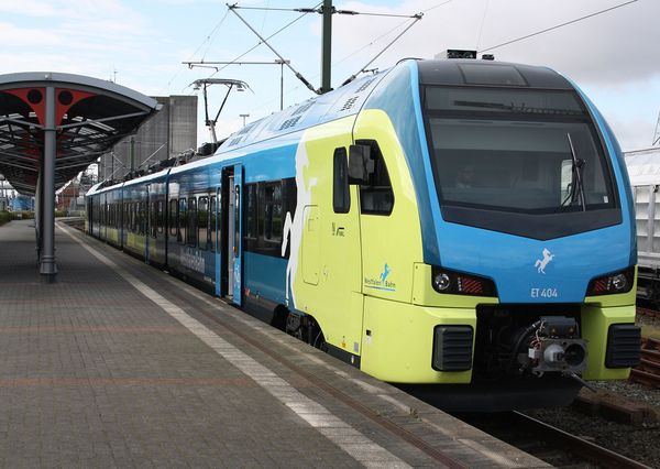 Zug der WestfalenBahn im Bahnhof Lingen