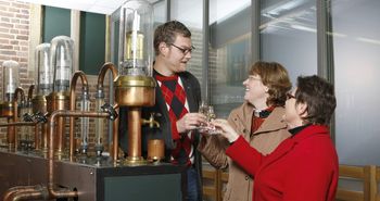 Besucher auf dem Berentzen-Hof in Haselünne bei der Verkostung von Korn 