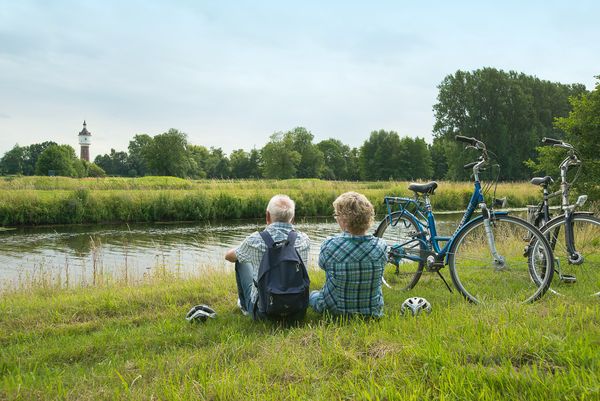 Radfahrer am EmsRadweg - Blick auf die Ems 