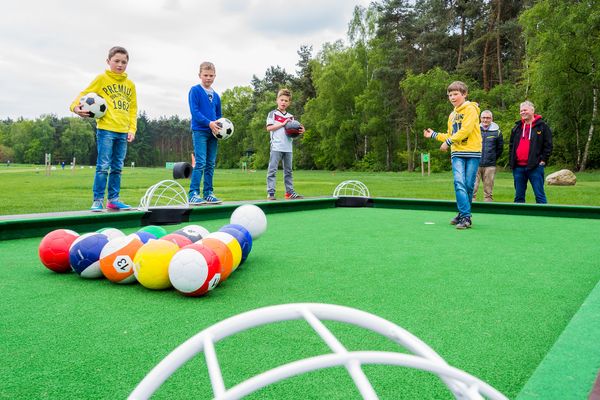 Kinder spielen PoolBall auf dem Platz vom Fußballgolf Emsland in Lünne 