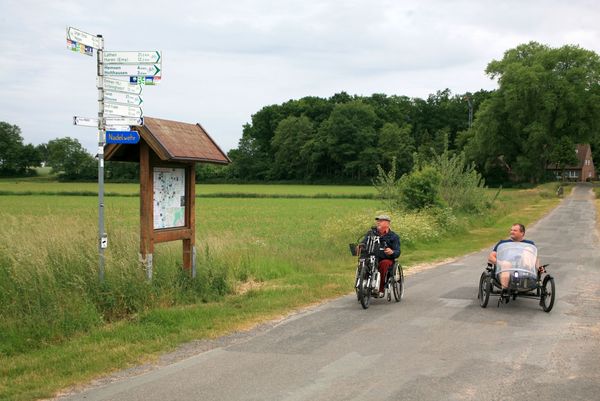 Emsland-Route - Norbert Feislachen und Walter Teckert fahren auf der Handbiker-Route