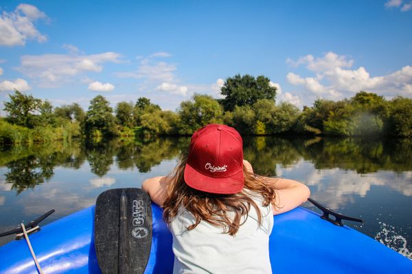 Bootstour auf dem Dortmund-Ems-Kanal – Kind schaut aufs Wasser