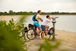 Radfahrer unterwegs auf der Emsland-Route am Speichersee Geeste – Aussichtspunkt beim Biotop 