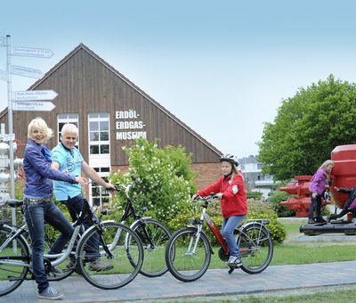 Radfahrer am Erdöl-Erdgas-Museum Twist 