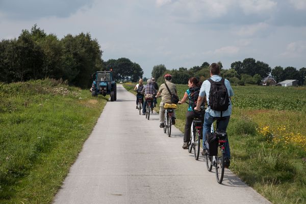 Radfahrergruppe unterwegs auf dem nördlichen Rundkurs der United Countries Tour (Smokkelroute)