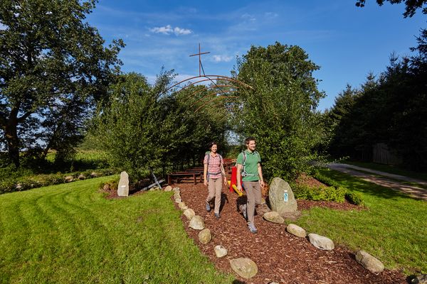  Wanderer bei der Weidenkirche in Börger am Hümmlinger Pilgerweg 