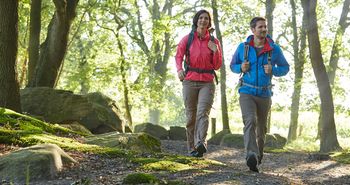 Wandern im Emsland – Wanderer beim Großsteingrab Deymanns Mühle bei Stavern 