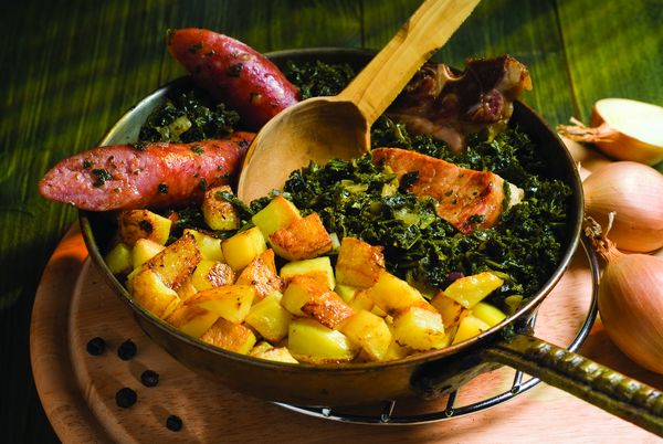 Grünkohl mit Pinkel, Kassler und Bratkartoffeln - eine leckere Mahlzeit im Winter