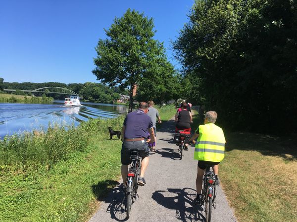 Radfahrer unterwegs entlang der Ems auf der Rad-Route Dortmund-Ems-Kanal