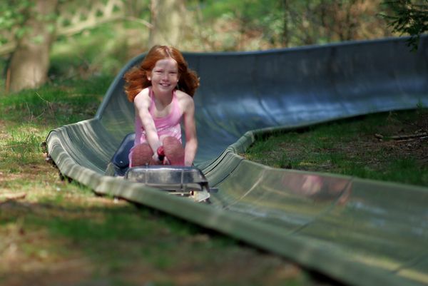 Erholungsgebiet Surwolds Wald – Mädchen unterwegs auf der Sommerrodelbahn