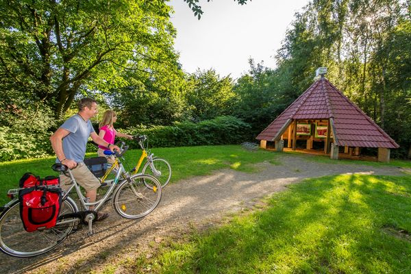 MoorInfoPfad Esterwegen – Radfahrer vor Station 1 (Eingangshütte) 