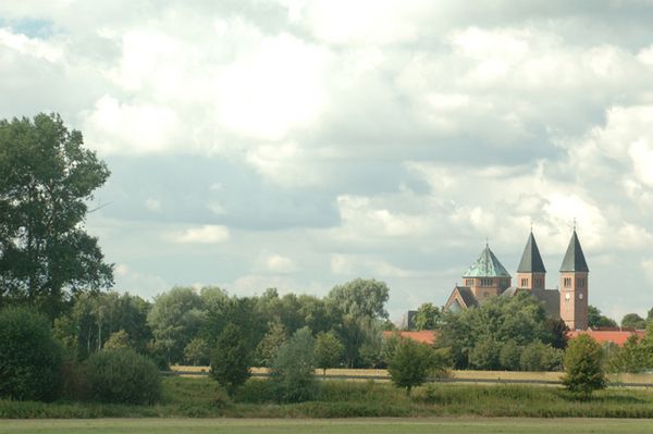 Blick auf Rhede bzw. die Türme der Kirche St. Nikolaus (Rheder Dom)