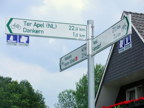 Schilderbaum Radwegeleitsystem Emsland – Wegweiser im Naturpark Moor-Veenland