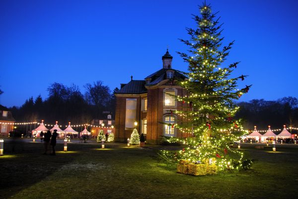 Advent auf Schloss Clemenswerth in Sögel – festlich beleuchteter Markt in Abenddämmerung 