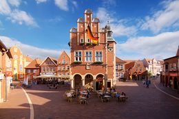 Marktplatz Meppen mit Blick auf Historisches Rathaus 