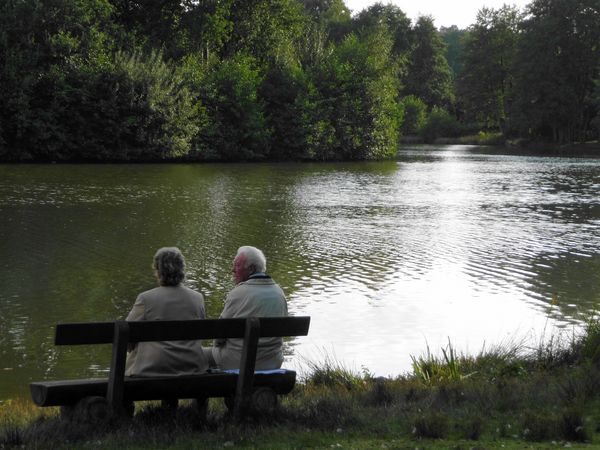 Saller See – älteres Paar auf einer Bank 