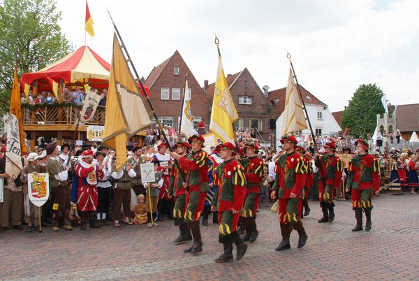 Kivelingsfest zu Pfingsten in Lingen (Ems) - Fahnenoffiziere der Kivelinge beim traditionellen Umzug