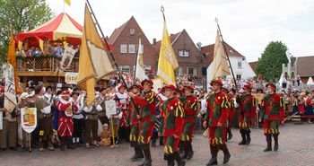 Kivelingsfest zu Pfingsten in Lingen (Ems) - Fahnenoffiziere der Kivelinge beim traditionellen Umzug