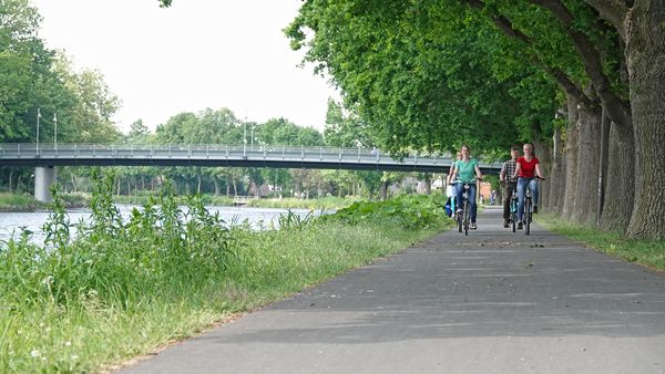 Radgruppe unterwegs am Dortmund-Ems-Kanal in Lingen 